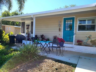 COASTAL ELEGANCE IN A PRIME LOCATION IN THE PARK! A beautiful - photo 2
