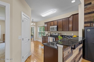 A pristine three-bedroom townhouse in the Cypress Creek - photo 7