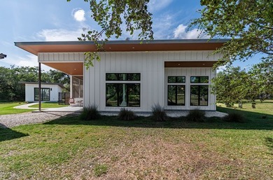 Coastal Retreat in Lamar - Mid-Century Modern Escape for - photo 45