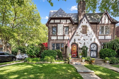 (private lake, pond, coastal) Home Sale Pending in Flushing New York