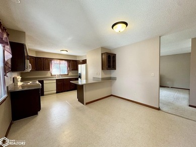 Well maintained ranch in a quiet neighborhood offers a - photo 11