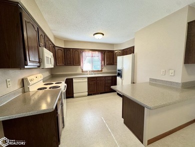 Well maintained ranch in a quiet neighborhood offers a - photo 12