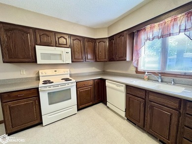 Well maintained ranch in a quiet neighborhood offers a - photo 13