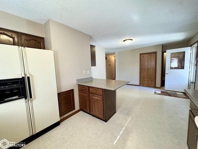Well maintained ranch in a quiet neighborhood offers a - photo 14