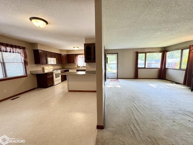 Well maintained ranch in a quiet neighborhood offers a - photo 15