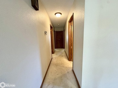 Well maintained ranch in a quiet neighborhood offers a - photo 18