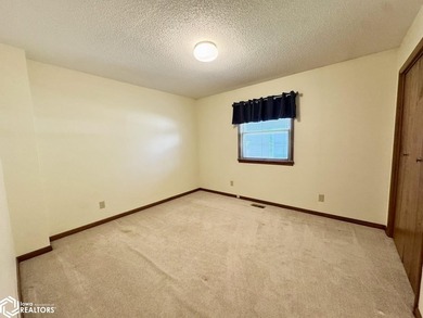 Well maintained ranch in a quiet neighborhood offers a - photo 19
