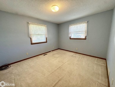 Well maintained ranch in a quiet neighborhood offers a - photo 21