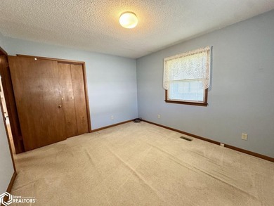 Well maintained ranch in a quiet neighborhood offers a - photo 22