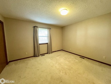 Well maintained ranch in a quiet neighborhood offers a - photo 23