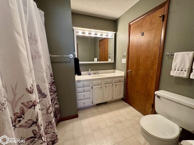 Well maintained ranch in a quiet neighborhood offers a - photo 27
