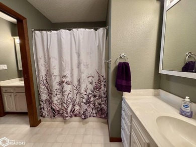 Well maintained ranch in a quiet neighborhood offers a - photo 28