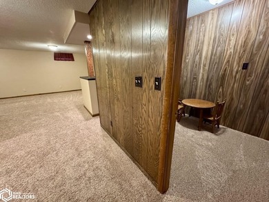 Well maintained ranch in a quiet neighborhood offers a - photo 30