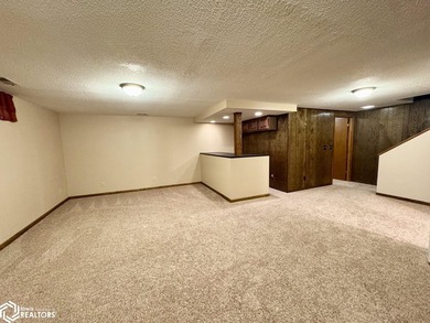 Well maintained ranch in a quiet neighborhood offers a - photo 32