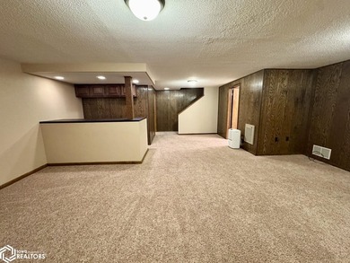 Well maintained ranch in a quiet neighborhood offers a - photo 33