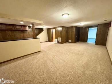 Well maintained ranch in a quiet neighborhood offers a - photo 34