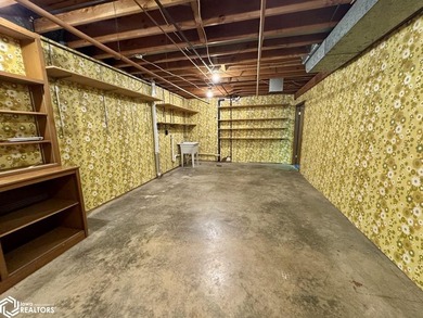 Well maintained ranch in a quiet neighborhood offers a - photo 38