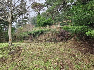 In-town vacant lot with potential Ocean views! Conveniently - photo 3