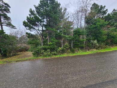 In-town vacant lot with potential Ocean views! Conveniently - photo 8