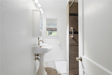 Welcome to 1821 Hawthorne, a solid home with classic character - photo 14