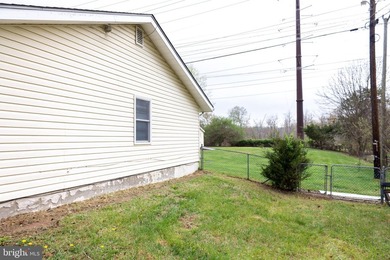 Welcome to this charming 4-bedroom, 2-bathroom rambler nestled - photo 34