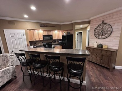 This beutiful turnkey lakeside condo comes with numerous updates - photo 4