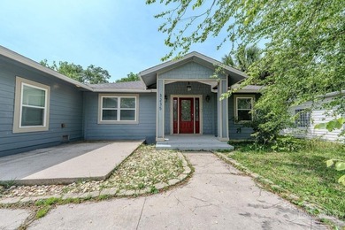 Welcome to this beautifully updated 3-bedroom, 2-bath modern - photo 3