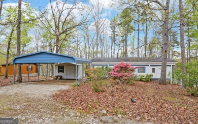 Deep water lot on Reed Creek with 2 bedroom, 1 bath mobile home - Lake Home For Sale in Hartwell, Georgia