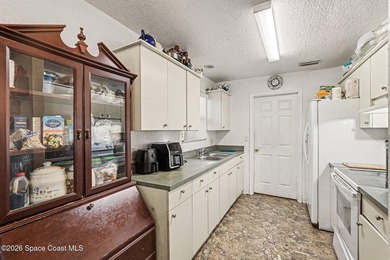 Concrete block 3-bedroom, 2-bathroom home with a split-bedroom - photo 8