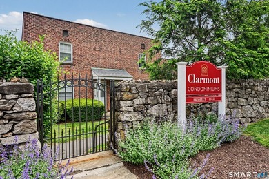 Completely renovated and move-in ready, this stylish two-level - photo 1