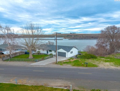 Lake Wallula Home For Sale in Burbank Washington