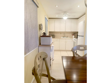 Welcome to this charming rare 1st floor corner, 2 bedroom, 2 - photo 11