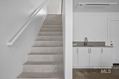 This exceptionally low-maintenance home is situated in Casino - photo 6