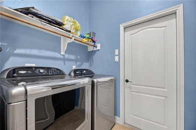 Beautiful gated 2 bedroom 2 bath with bonus office townhomee and - photo 15