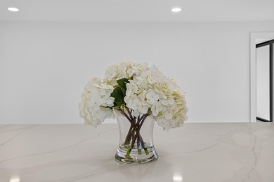 Beautifully fully renovated 7th floor corner Midrise apt - photo 22