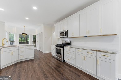 Welcome to this beautifully renovated 5-bedroom, 4-bathroom home - photo 9