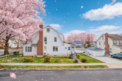 Bright and Cozy Colonial in Great Neck South! Large Open Floor - photo 21
