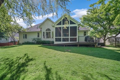 Welcome to this beautifully maintained, move-in ready - photo 4