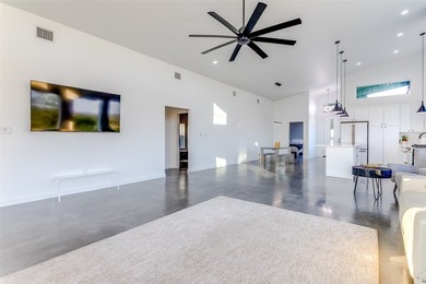 Charming Lake House Retreat with Breathtaking 180 degrees Views - photo 15
