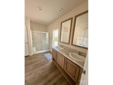 Welcome to this beautiful move-in ready 2023 manufactured home - photo 7
