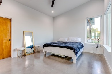 Charming Lake House Retreat with Breathtaking 180 degrees Views - photo 17