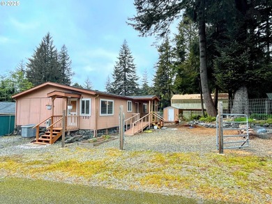 Move-in ready 1991 Skyline home in Port Orford! Features include - photo 1