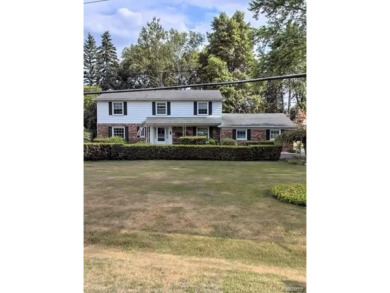 Lake Home Sale Pending in Bloomfield Hills, Michigan