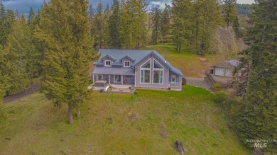 Exceptional custom home on 27.72 acres overlooking the iconic - photo 3