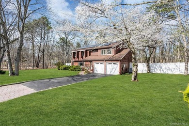 Large Colonial on Oversize lot shy 3/4 Acre, Fenced yard, Master - photo 3
