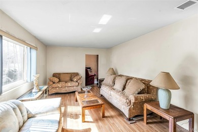 Large Colonial on Oversize lot shy 3/4 Acre, Fenced yard, Master - photo 4