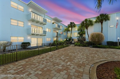 Just blocks from the beach, this ground-floor condo in the heart - photo 1