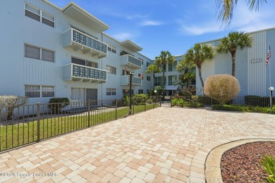 Just blocks from the beach, this ground-floor condo in the heart - photo 2