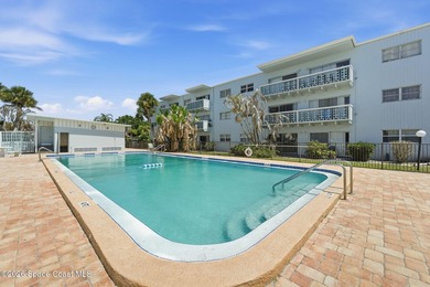Just blocks from the beach, this ground-floor condo in the heart - photo 3