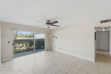 Just blocks from the beach, this ground-floor condo in the heart - photo 5